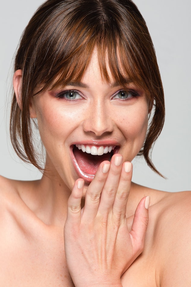 ragazza che ha usato il tonico viso